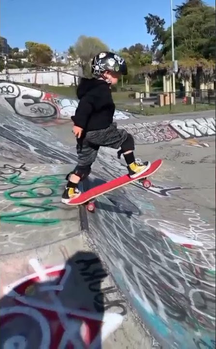 So cute Boy Skating very well#shorts #whatsapp #amazing #status #skateboarding
