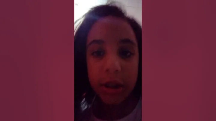 Beby. Alavi bianca vomita no chao