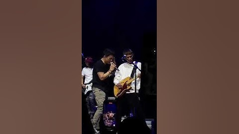 Ariel lap peluh di bahu Luqman saat lagu Bintang Di Surga - NOAH Live in KL 2022 | Ariel | Peterpan