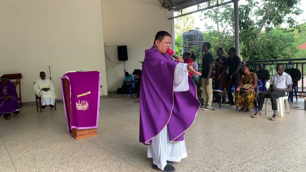 Rev Fr Raymond Kalanzi singing for the lord (mukama mpa okutegera)