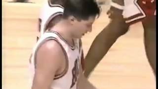 Toni Kukoc beautiful pass to Will Perdue - Celtics @ Bulls - 1994/95 season