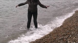 TEASER WATERPROOF TESTING MY SUPER SEXY THIGH OTK BLACK LEATHER HIGH HEEL BOOTS IN SEA