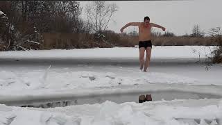 Согреваюсь перед прорубью.I warm myself before the ice hole.Hardening Winter Swimming in December