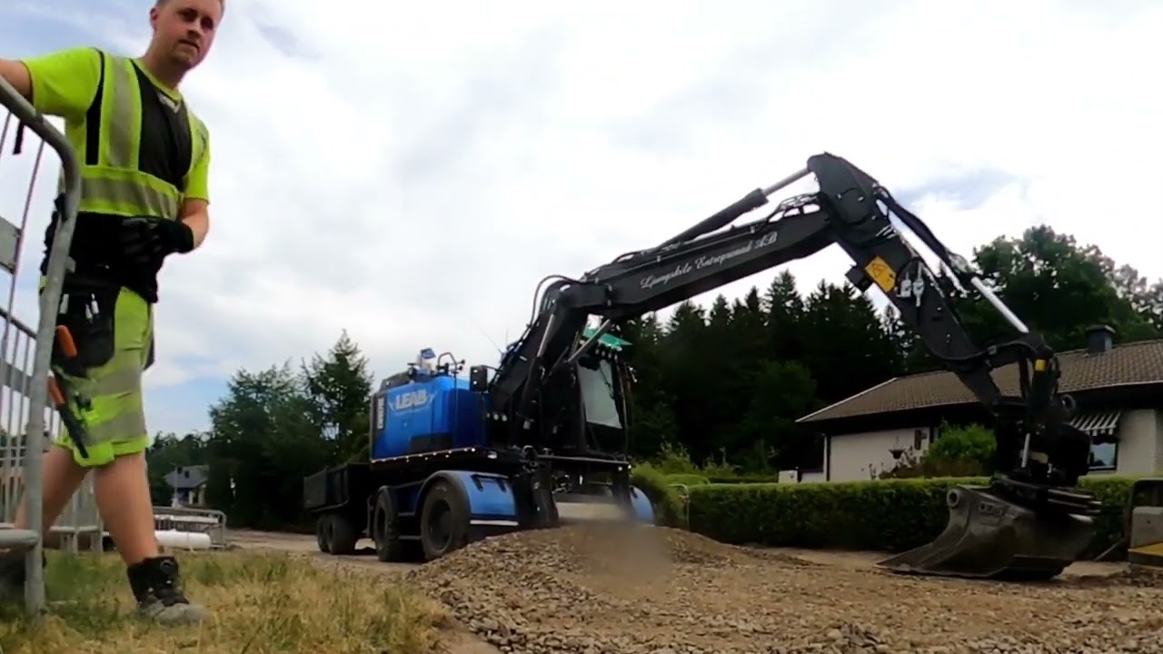 laying out gravel on a road volvo ewr170e digassist steelwrist
