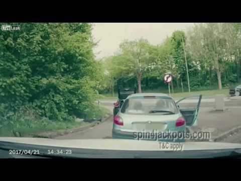 Разбивают машину битой