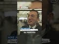 Mike Josef (OB Frankfurt) und der Kampf mit dem riesigen Wahlzettel