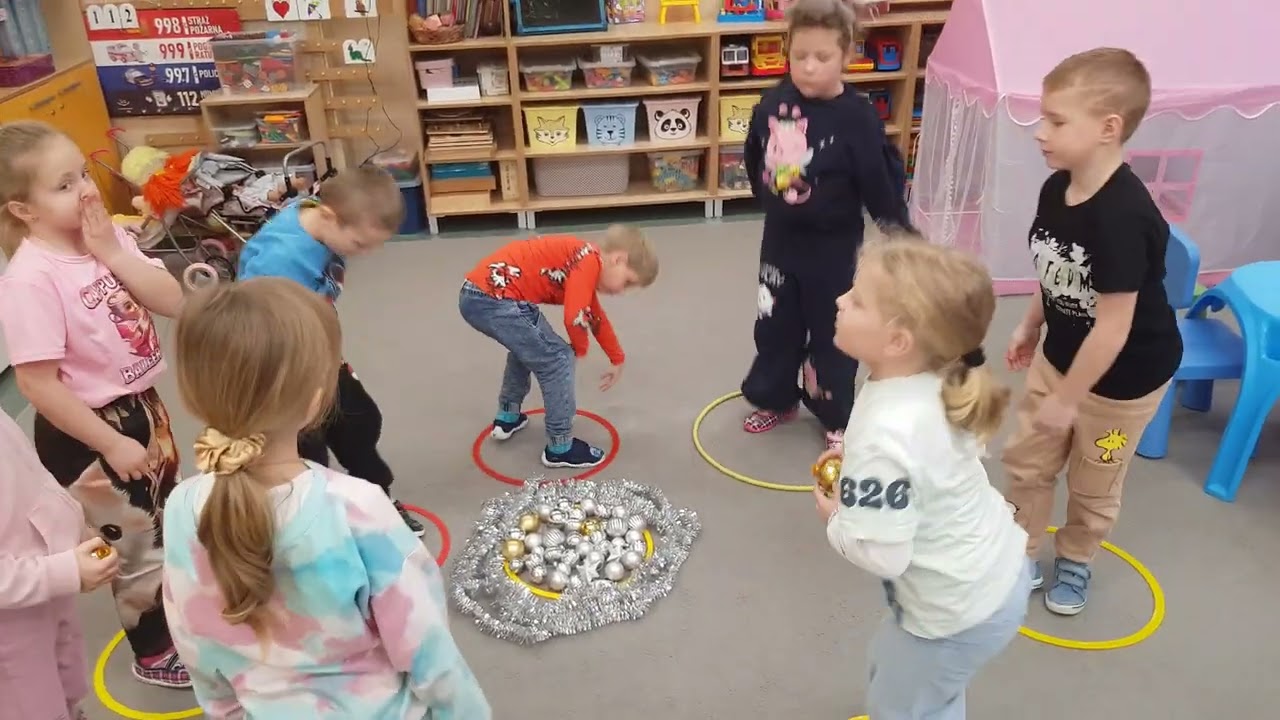 Grupa ,,Słoneczka"  w świąteczno, zimowej zabawie muzyczno-ruchowej ,,Podajemy bombkę" .