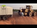 تغريز شاحنة وشيولين يسحبونها truck stuck in sand