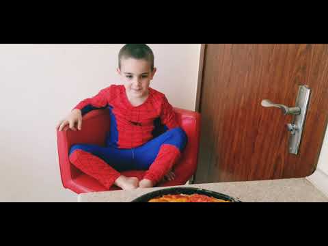 სპაიდერმენი აკეთებს პიცას spaidermenis pica.   spiderman
