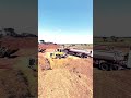 veja como o operador de máquina trabalha no dia a dia carregando caminhões de areia