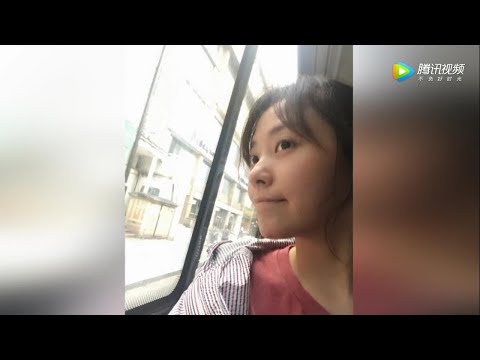 张靓颖坐公共汽车出行，素颜出镜超接地气