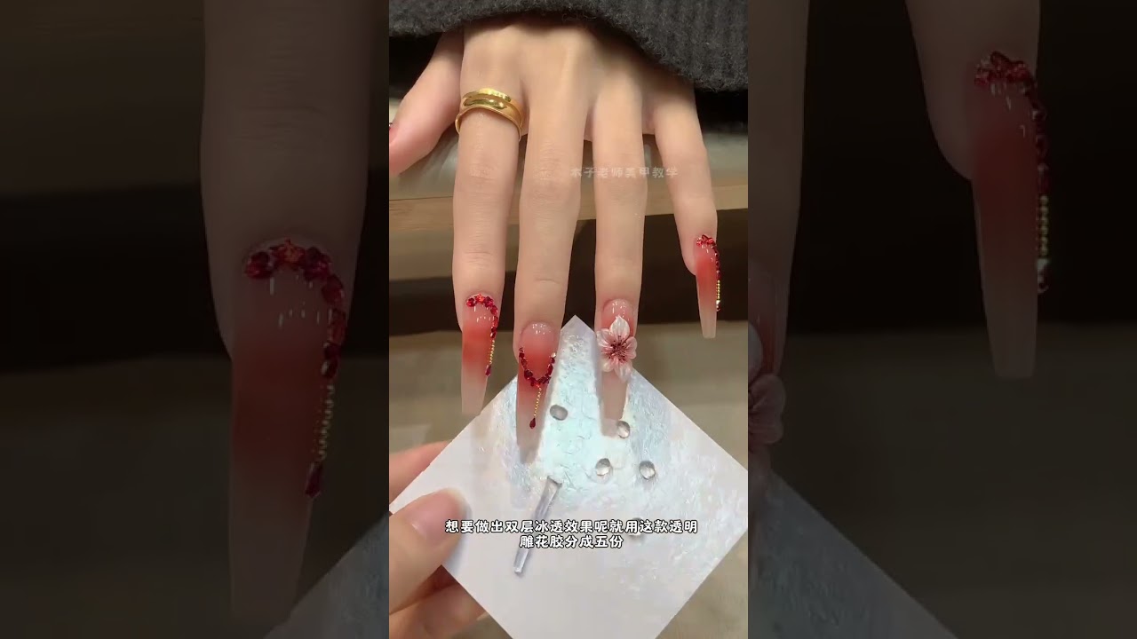 Sisters come and learn carving from Mu Zi