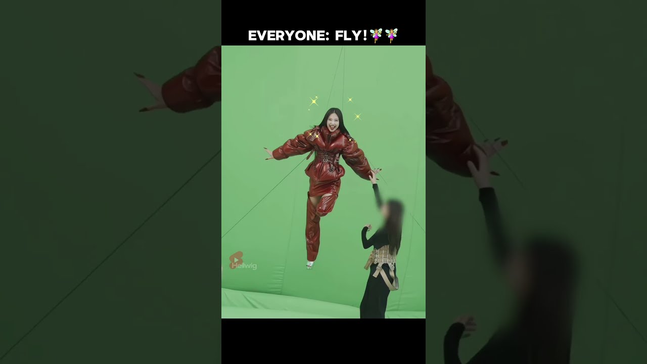 It sems Jisoo's fear of heights hasn't eased yet!!🤣🤣 #blackpink #jennie #lisa #rosé