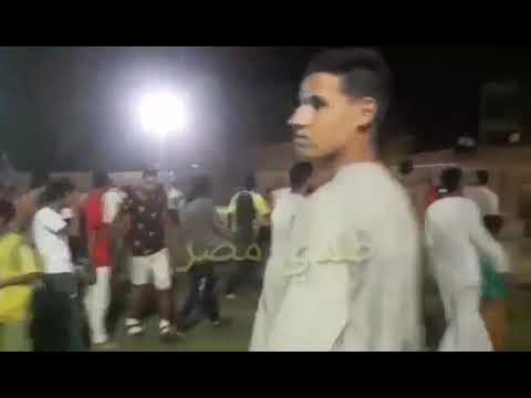 مذيع كرة قدم يرتدى جلابية ويدير اللقاء على كرسى