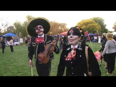 فيديو: Albuquerque Marigold Parade لـ Dia de Los Muertos