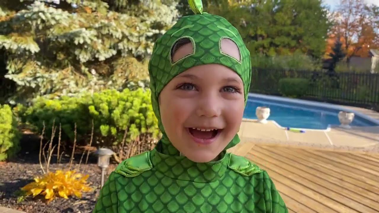 Zack Pretend Play Halloween Trick or Treat for Kids Candy YouTube Zack Pretend Play Halloween Trick or Treat for Kids Candy YouTube