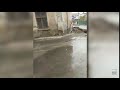 Фонтан води посеред вулиці Черемшини у Чернівцях