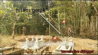 Setelah tujuh langkah terakhir, ada yang datang perhatikan ada cahaya masuk..