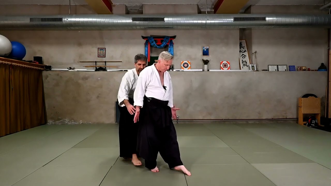 Ushiro ryote-dori koshinage (drop-and-pop) - 後ろ両手取り腰投げ