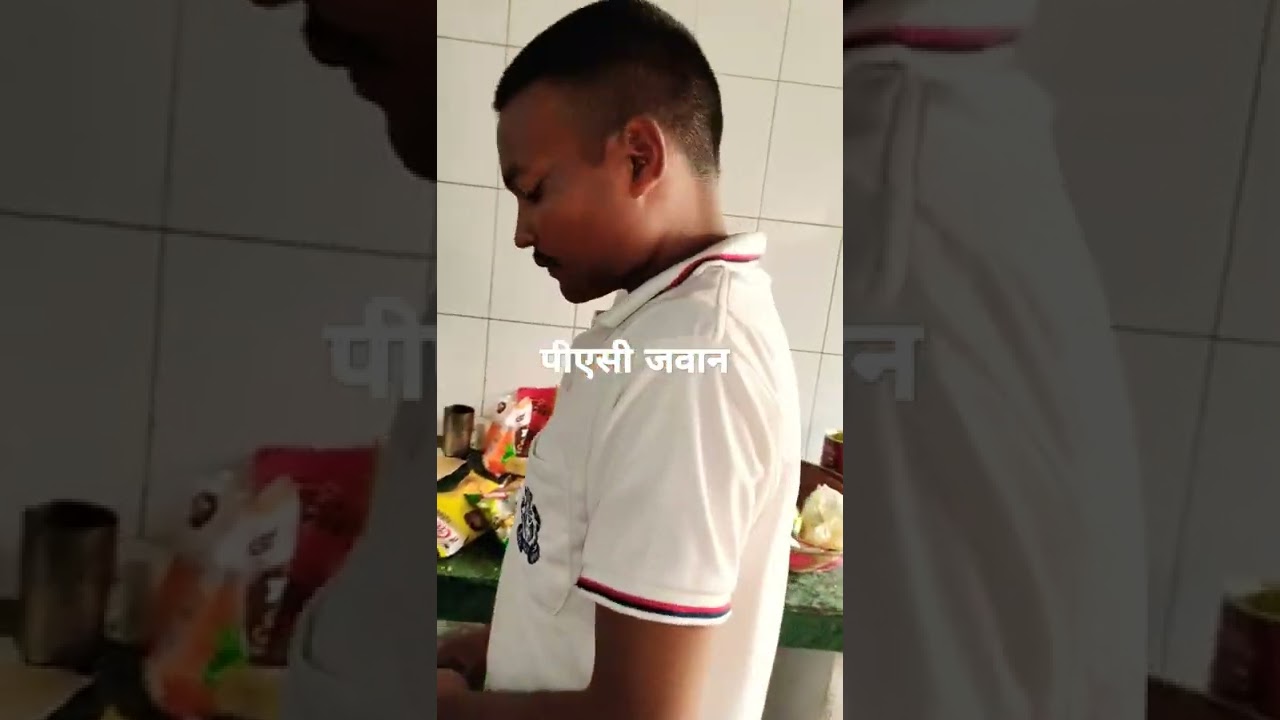 पीएसी जवान होली के दिन भोजन तैयार करते हुए 