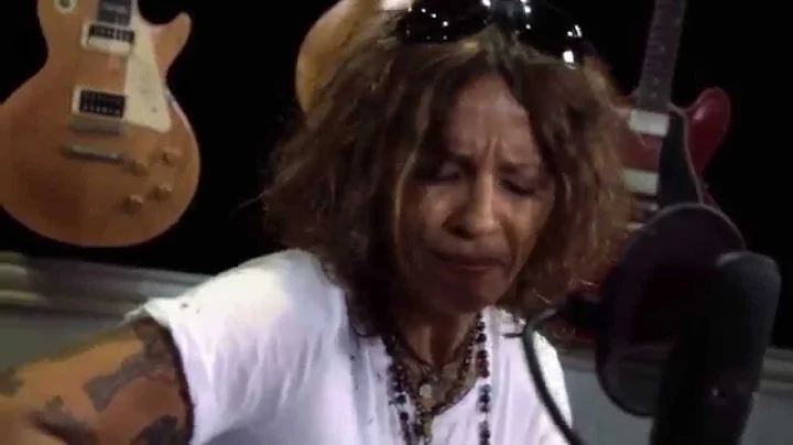 Linda Perry "It F*cking Hurts" At: Guitar Center