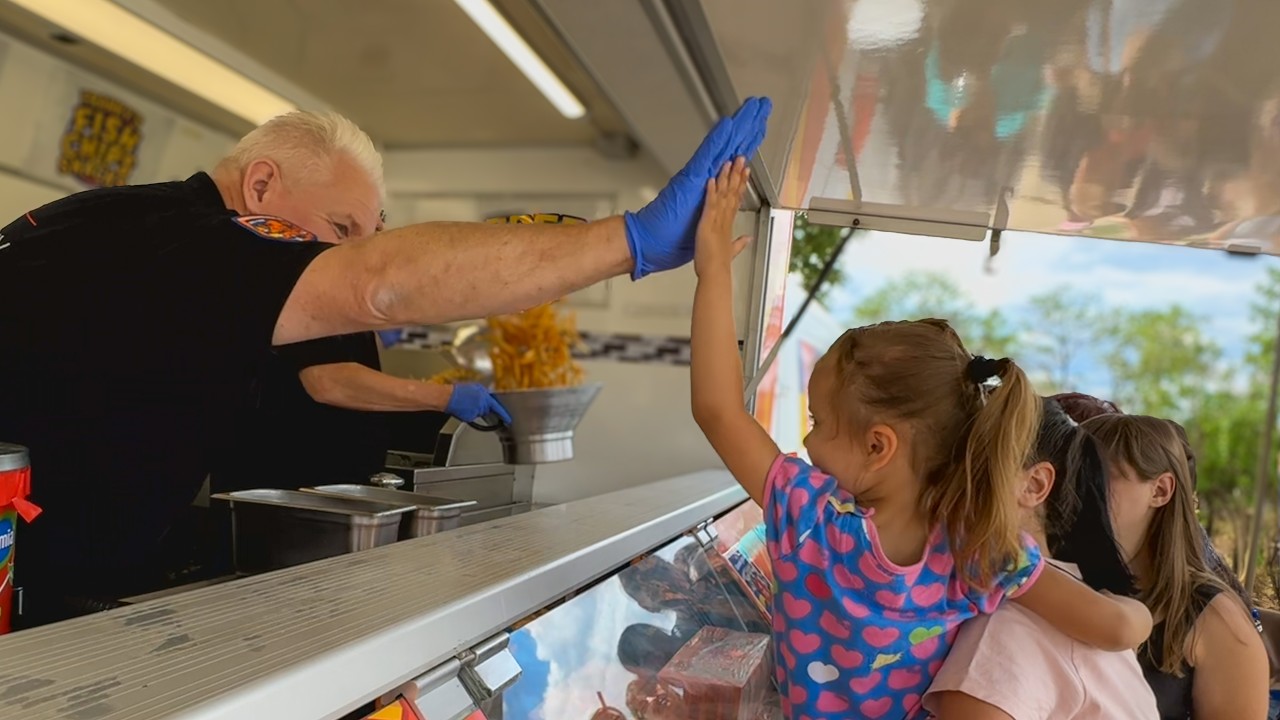 Uitdelen van friet en snoep voor oorlogskinderen in Oost-Oekraïne