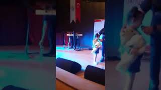 Sancak Düzce Konserinde Sahneye Atlayan Küçük Kız