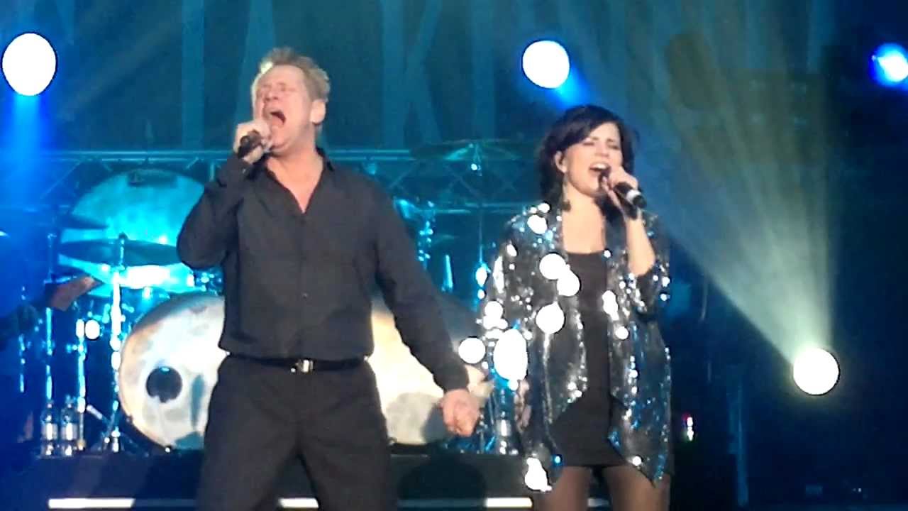 YÖ & Suvi Teräsniska - Särkyvää  (Yö 30 vuotta kiertue Joensuu Areena 2.12.2011)