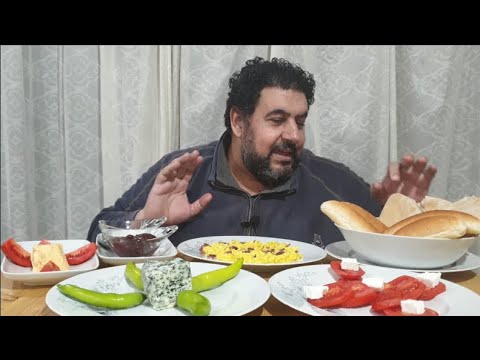 الاكيل تحدي افطار بيض بالبسطرمة وجبنة ريكفورد ودومتي بالشطة ومربي وقشطة 