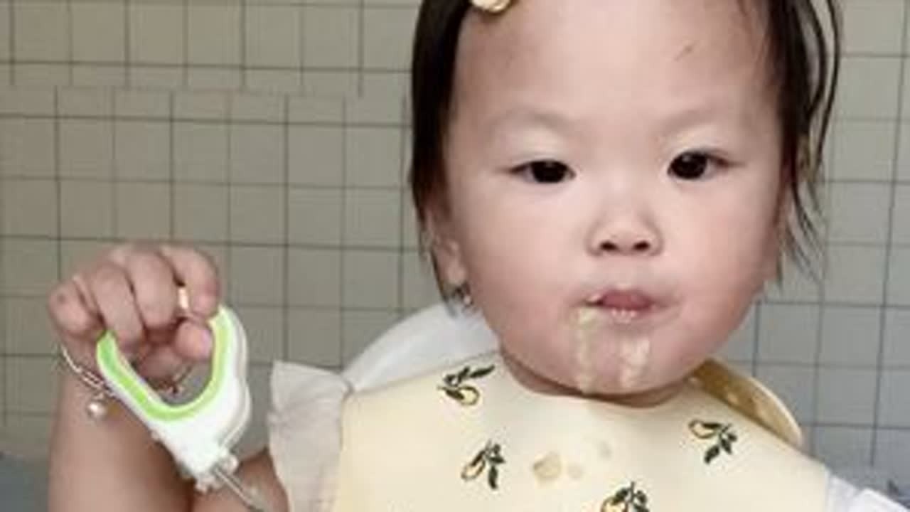 #宝宝吃饭 #小米粥养胃 #干饭宝宝上线 今天吃红枣西兰花小米粥  认真吃 一下就吃完了#辅食日记