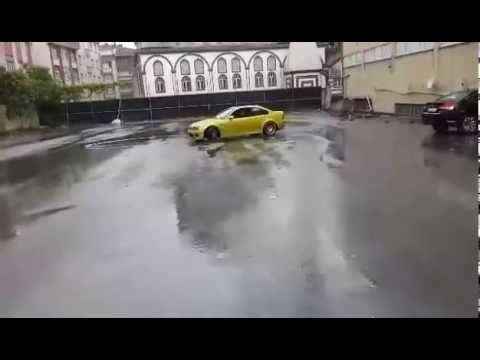 Sarı Bmw M Power İle Yağmurda Drift