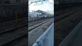 JR東日本長野支社の大糸線の豊科駅に幕式普通列車松本行きが豊科駅に到着する