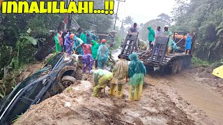 Download Lagu INNALILLAHI❗Kabar Duka Hari Ini Detik-Detik Mobil Yang Terseret Longsor Di Tarik Truck Fuso 6×4 HD MP3