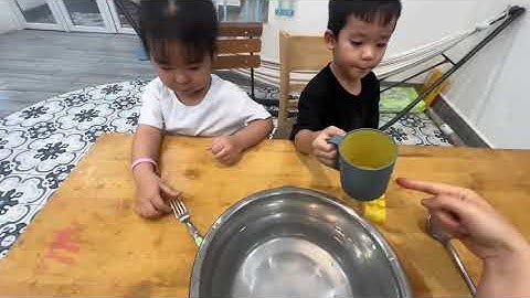 Tiếng Anh Giao Tiếp Phan Thiết: Sophia and Pooh practice talking about Float and Sink