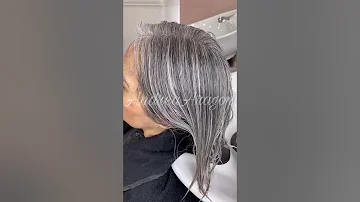 ¿Cómo puedo hacer que mis canas parezcan mechas?