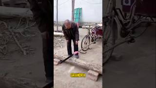 Grandpa’s Ingenious Self-Cutting Saw#shortsshorts#CreativeInventions#GrandpaMagic#DIYGenius