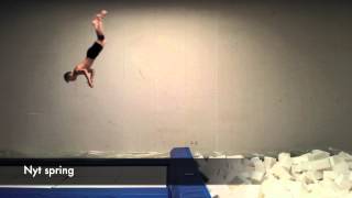 Alex og Mads hopper i stortrampolin
