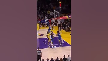 Stephen Curry a magical pass to Donte DiVincenzo!