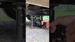 Vehicle suspension inspected with jack support
