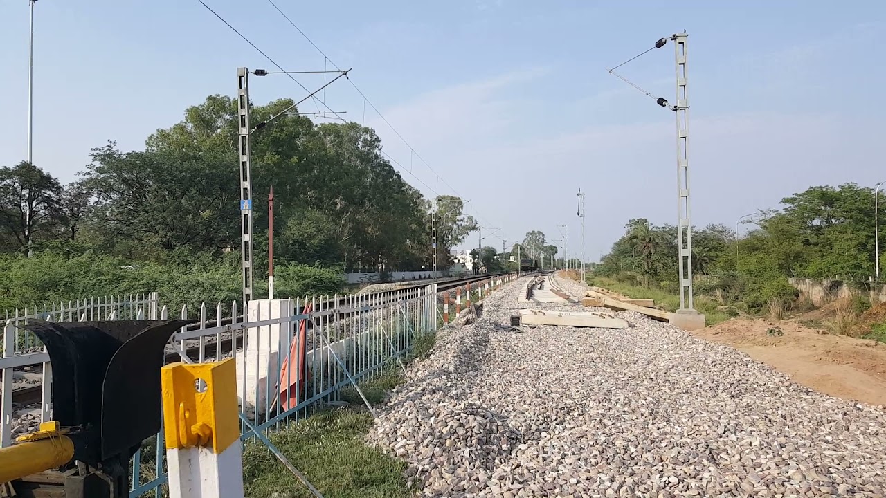 SUPER LOADED WAG9 CROSSING DMW HALT PATIALA.