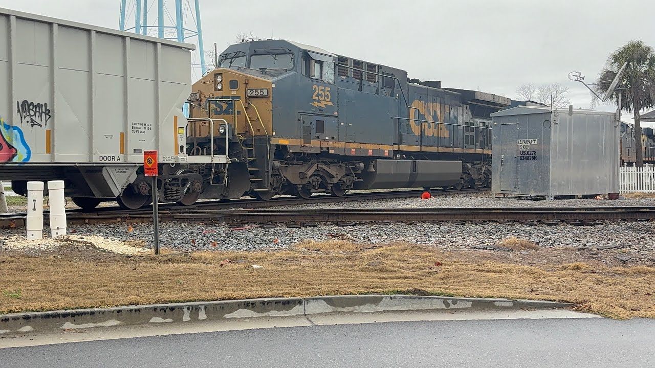 CSX 7586 leads Combo train L611/W096 in Fairfax, SC with friendly ...