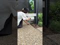 これ…ほんと住んでからじゃないと気づけなかった🥲駐車場の傾斜と階段の高さが合わさって段差が想像以上に高くなってしまった⚠️#shorts #外構失敗#浮き階段#フロート階段#後悔しない家づくり