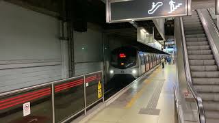 港鐵中期翻新列車（E114 - E67）到達紅磡站一號月台