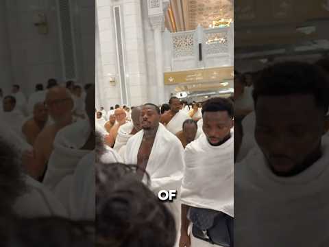 عساكي يصلي الصلاة في مكة