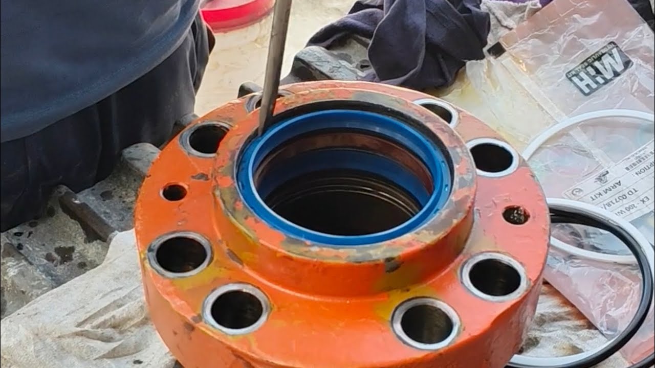 Excavator arm seal kits fitting karna #xcavator #seal #fit #explore #video 