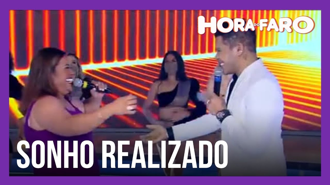 Entregadora Vivian se apresenta com Tierry no palco do Hora do Faro