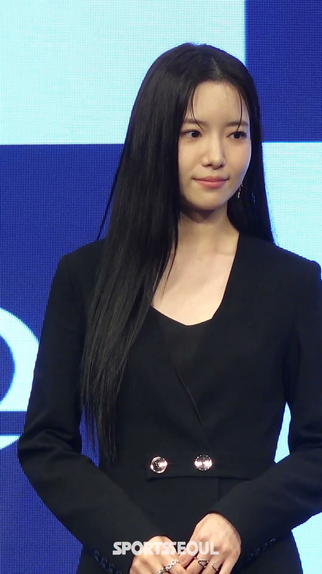 하승리, 독특한 언밸런스 스커트로 각선미 과시