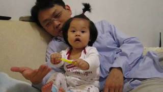 20090506 妹妹自己玩汽球, 彈到自己的手.wmv