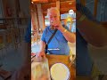 Llevó a su abuelo de 80 años a Europa a escondidas de la familia