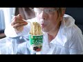 参議院選挙の投票の仕方がイマイチよくわからないので、とりあえずノリノリで78円の豚骨ラーメンを食べてごまかす男